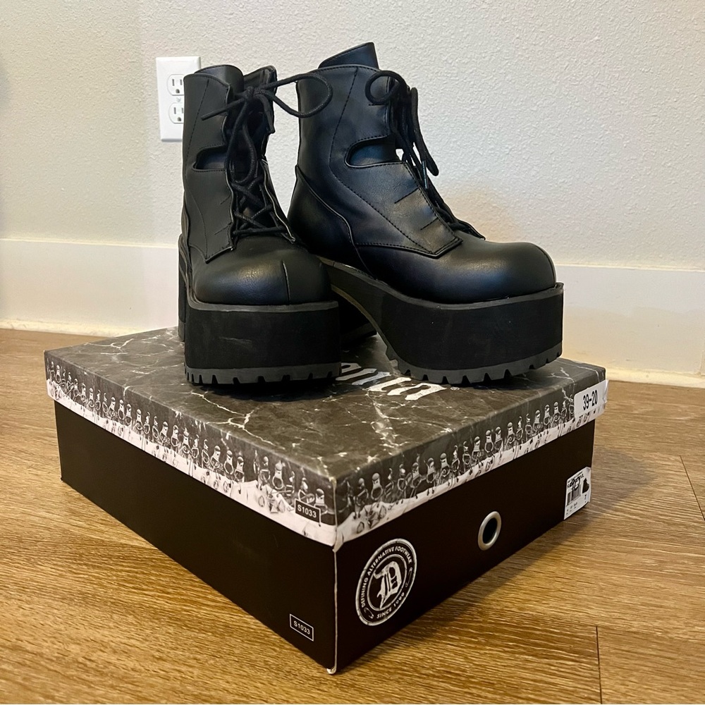 BLACK DEMONIAS